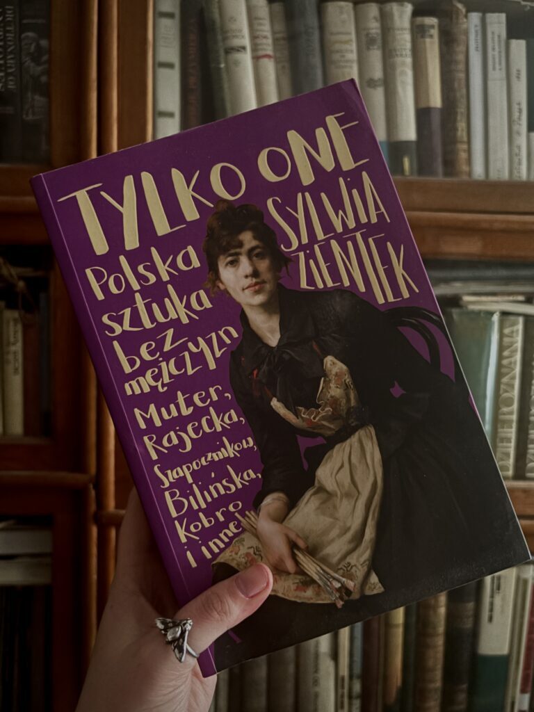 Zdjęcie książki "Tylko one. Polska sztuka bez mężczyzn" na tle biblioteczki.